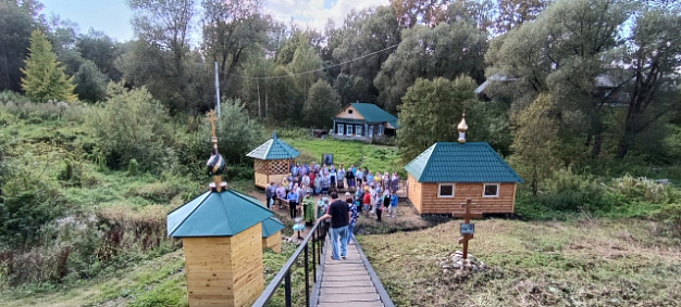 В Наволоках завершили благоустройство ключика-родника в честь Преподобного Тихона Луховского